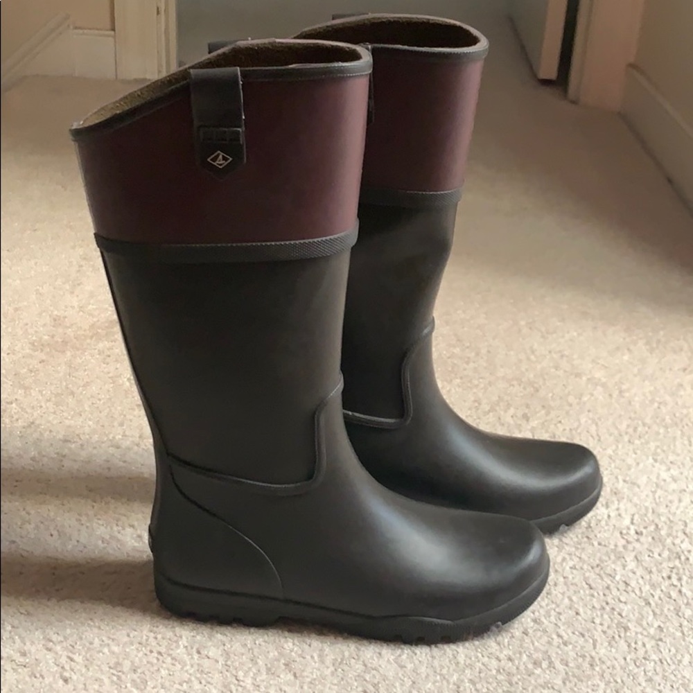 Sperry women’s rainboots.